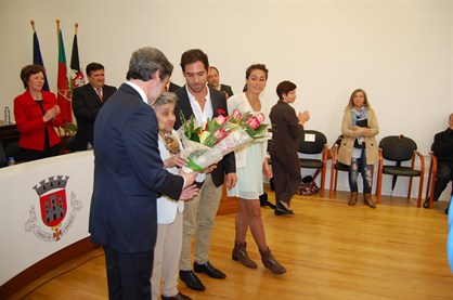 Homenagem a Manuel João Vieira com entrega da medalha de ouro à viúva Esmeralda Vieira.jpg